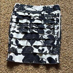 White House black market Floral Black and White Women's Skirt size 6